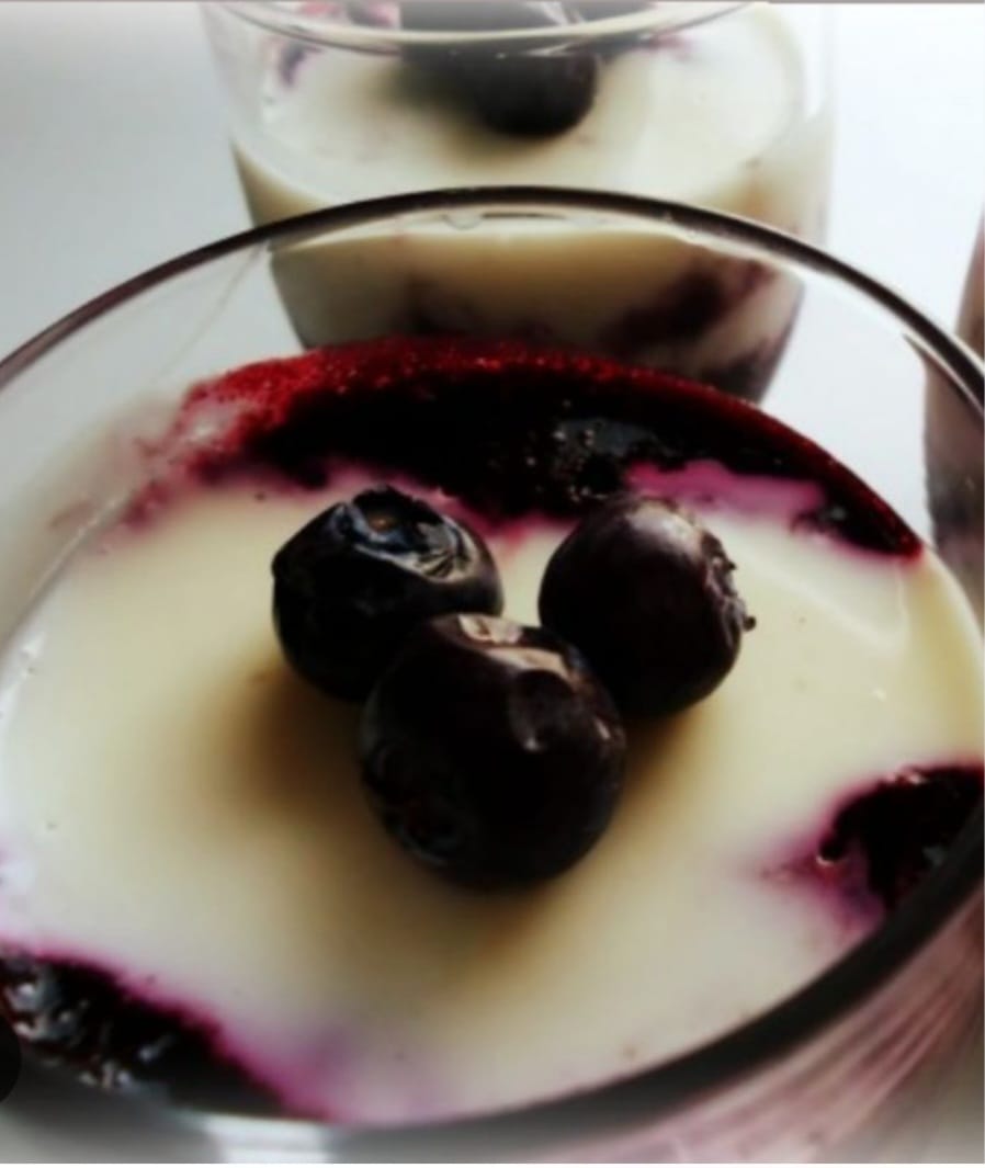 Postre Panna Cotta con Salsa de Arándanos